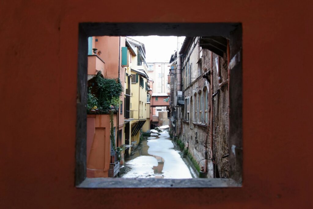 Vista dalla finestrella di Via Piella a Bologna
