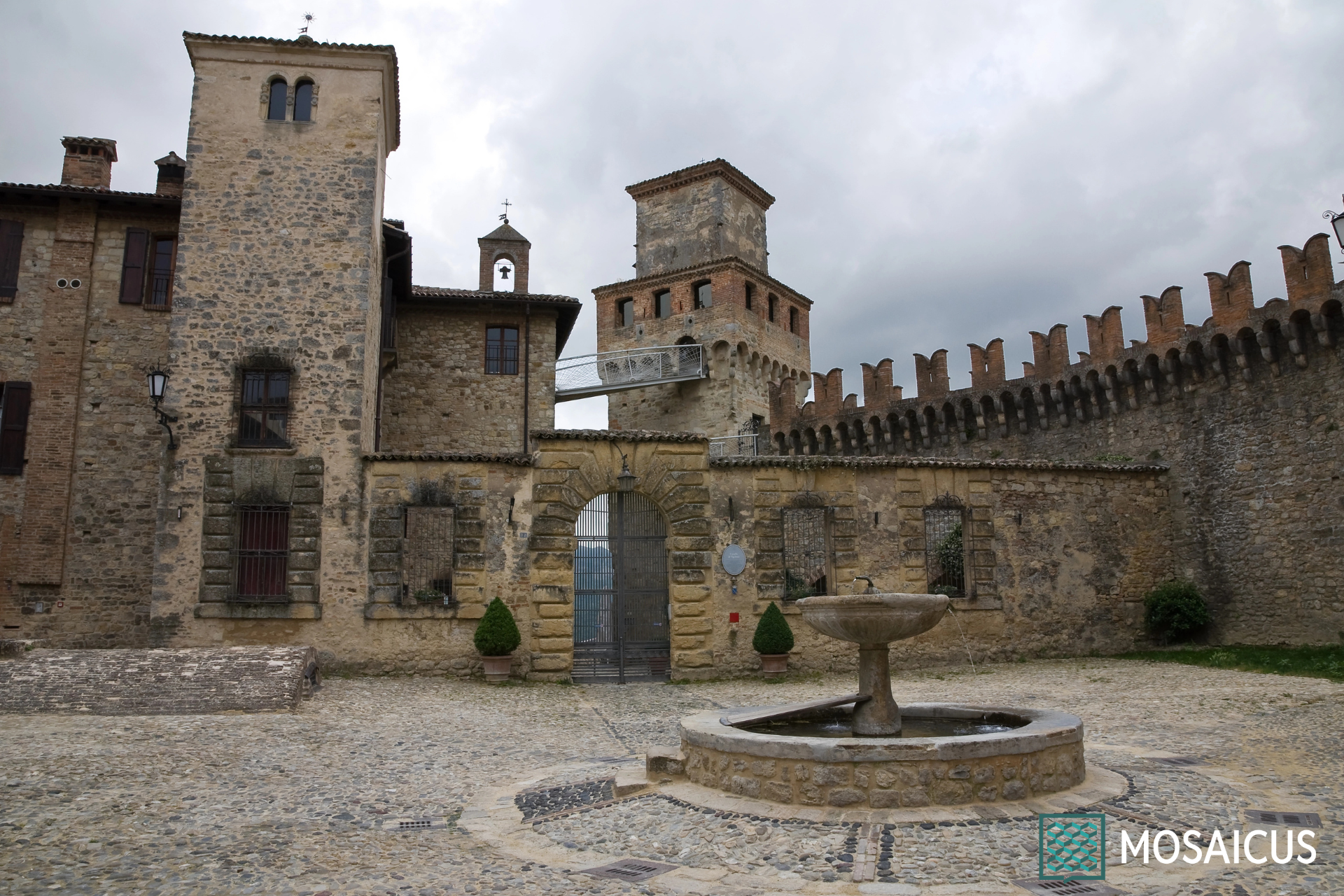 Visita guidata al Castello di Vigoleno: borgo medievale tra Piacenza e Parma