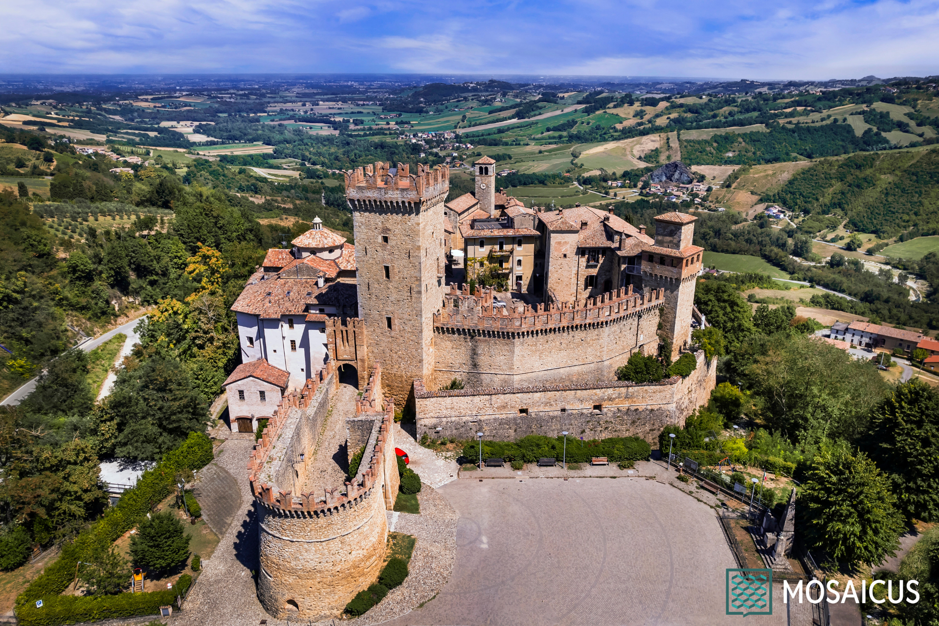 Visita guidata al Castello di Vigoleno: borgo medievale tra Piacenza e Parma