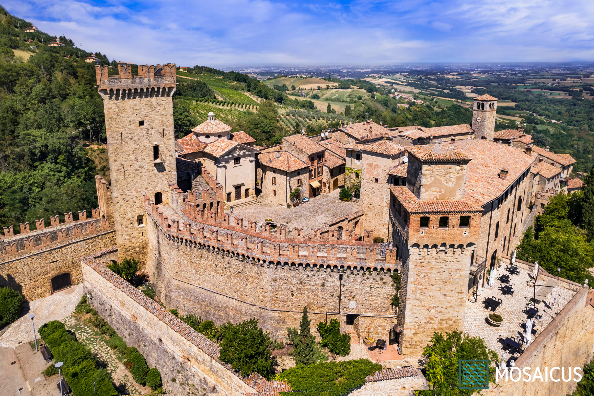 Visita guidata al Castello di Vigoleno: borgo medievale tra Piacenza e Parma