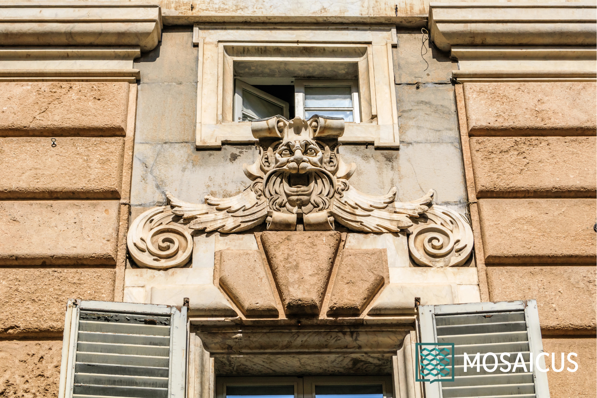 Edicole votive e simbologie dei portali